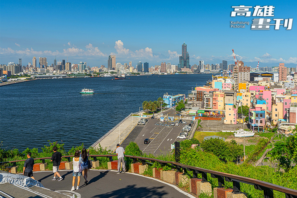 從高雄燈塔觀景平台回望，港灣、船隻及旗津彩繪屋等美景，是俯瞰高雄港灣最迷人的視角。(攝影/黃敬文)