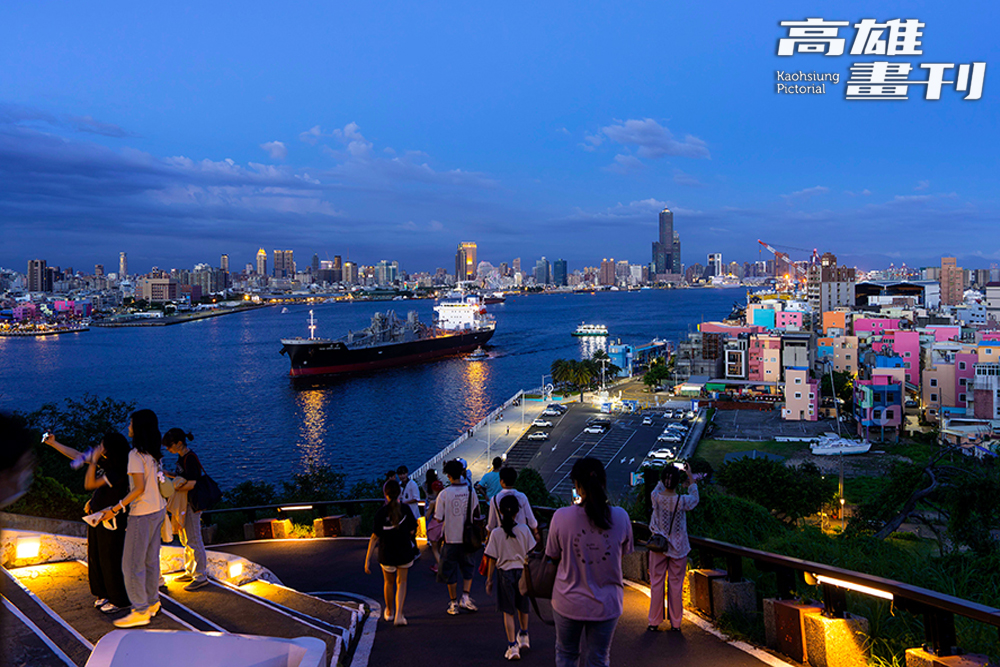 高雄燈塔的夜景，是許多旅人駐足拍照的人氣景點。(攝影/黃敬文)