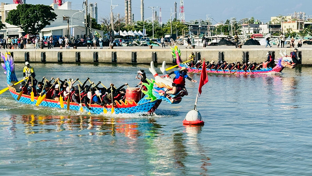 林園區中芸漁港傳統龍舟競賽歷史悠久，是全臺唯一於海港舉辦的龍舟競賽，參賽隊伍需掌握潮汐變化，挑戰性更高。(圖片提供/高雄市林園區公所)