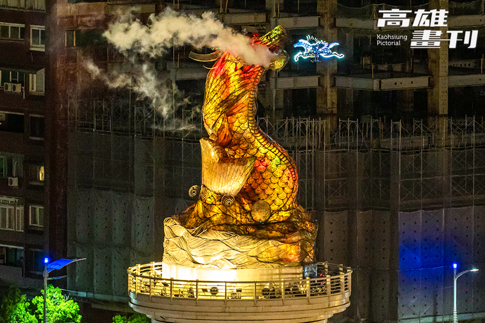 飛馬燈展演結合愛河夜景與城市燈光，留下令人難忘的畫面。(攝影/黃敬文)