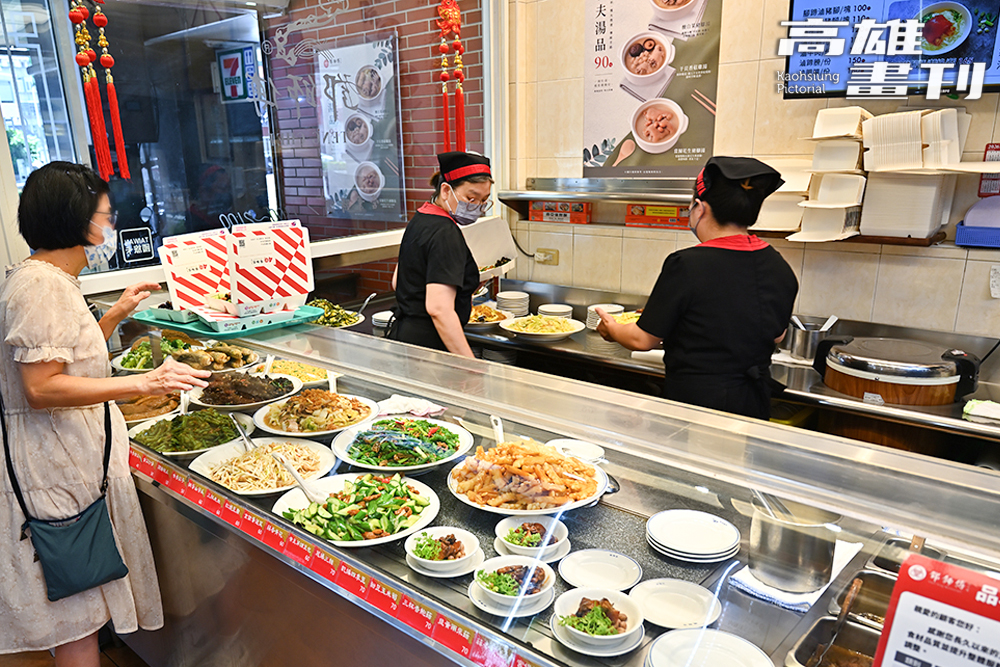 備料、滷製、醬汁、風味調控等繁瑣耗時的工序交由食品廠處理，現場師傅能夠更專注於出餐品質。（攝影/Carter）