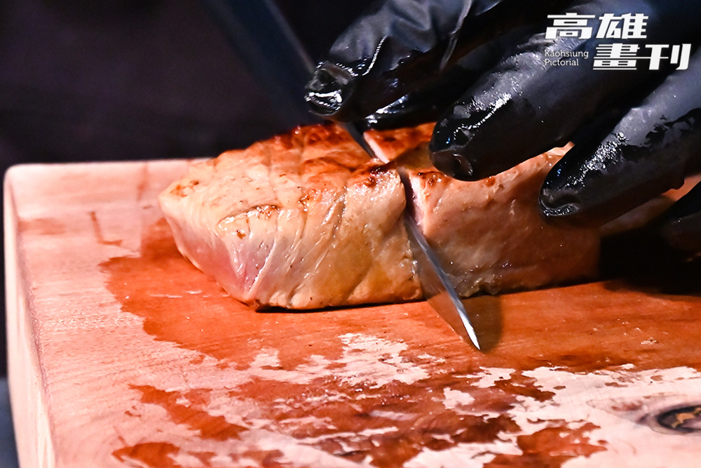 阿志主廚以法式料理手法嘗試創作，低溫熟成鮪魚讓肉質更軟嫩，還能賦予鮪魚深層濃郁的風味。（攝影/Carter）