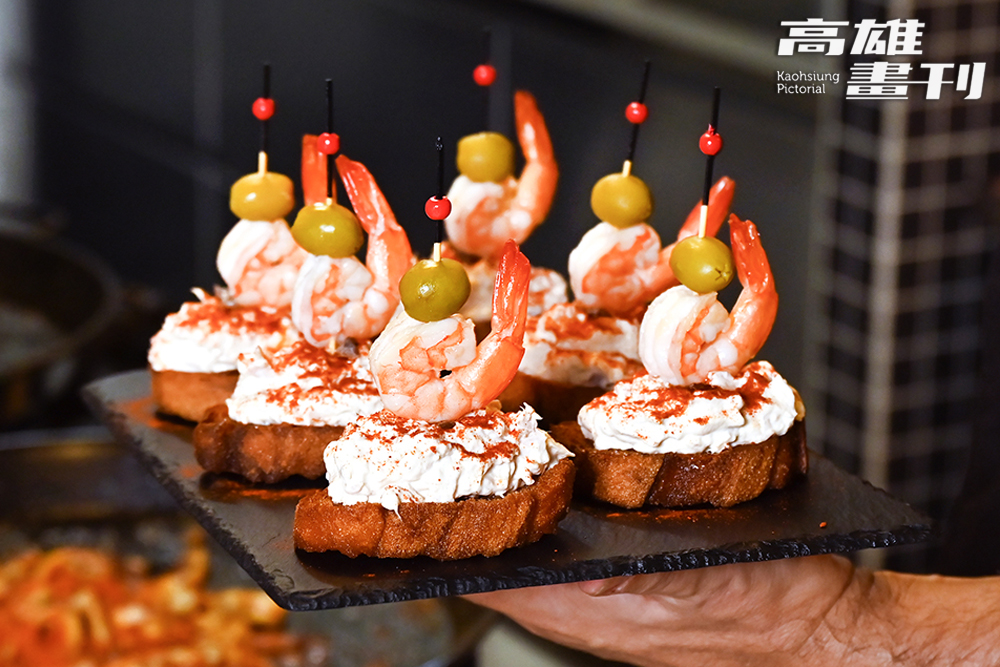 Pintxos是西班牙北部的小點心，以麵包為底盛放各式食材，再以竹籤串起來固定。圖中的「巴斯克風味鮪魚沙拉船」pintxos，Sonia建議用手拿起來吃，隨性自在。（攝影/Carter）