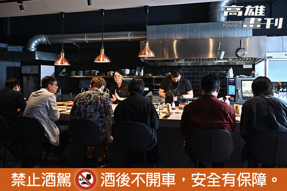 板前座的空間設計，拉近人與料理的距離，全店只有一列吧檯位，讓人好好享受一整晚專屬時段的用餐體驗。（攝影/Carter）