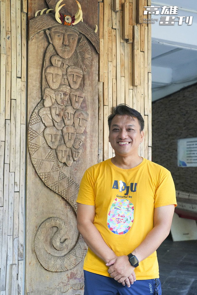 瑪達拉．達努巴克穿著原住民多元性別聯合陣線的T-Shirt，以Adju和Colorful Wi為設計概念。「wi」在排灣族語中有「讚賞、肯定」之意，Colorful Wi即代表「肯定人的多采多姿」。（攝影/Cindy Lee）