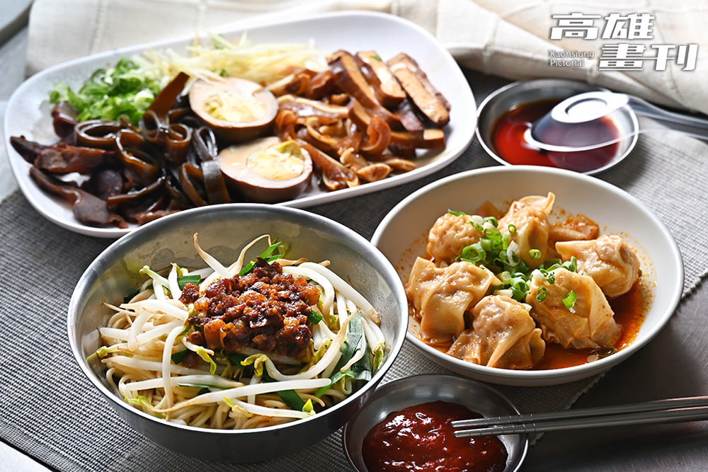招牌肉燥麵選用新鮮後腿肉慢火熬煮，細麵完美吸附甘醇醬汁；皮薄餡飽的餛飩與滷味拼盤，每一口都能吃得到店家堅持手工自製的用心。（攝影/Carter）