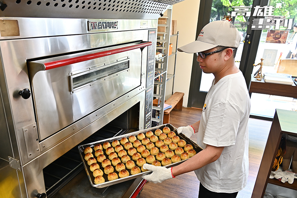 老闆黃業瀚擁有二十年烘焙資歷，曾在彰化蛋黃酥名店擔任師傅。（攝影/Carter）
