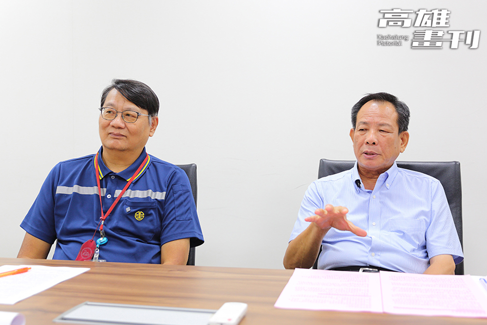 退休廠長張簡坤國（右）、現職職安室組長黃基哲（左），兩位臺鐵人談起高雄機廠過去，就像昨日情景，生動地描述著當時在裡頭工作的模樣，令人瞬間就回到當年。（攝影/Carter）