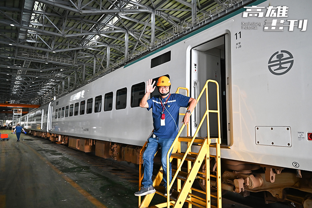 現任職安室組長黃基哲服務於潮州機廠，為這間新生的火車醫院把關人員的工作安全。（攝影/Carter）