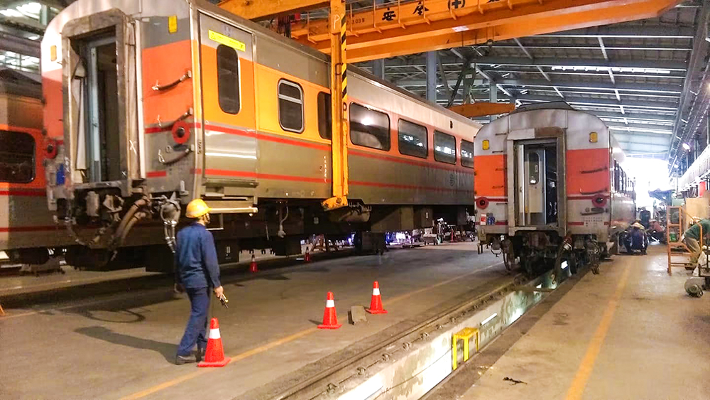 機廠內列車車輛檢修工作情況。（圖片提供/張簡坤國）