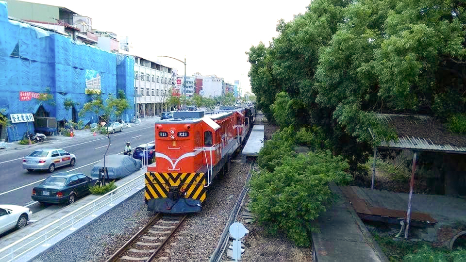 依傍著高雄機廠延伸的臨港線鐵道，過去是牽引無數重症火車進出醫院的生命線，在高雄氣爆時期曾受到影響，是劃過高雄經濟動脈的靈魂路線。（圖片提供/張簡坤國）