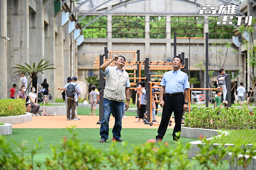過去承載臺灣經濟脈動的「火車醫院」，如今洗去油污，華麗轉身為全齡共玩的城市樂園。圖右為前高雄機廠廠長張簡坤國，圖左為現任潮州機廠職安室組長黃基哲。(攝影/Carter)