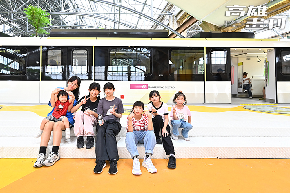 園區內放了未來捷運黃線將使用的車廂，讓大家可以搶先體驗。(攝影/Carter)