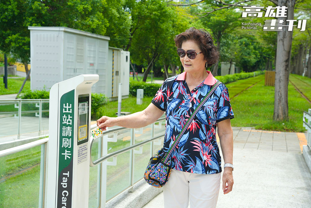 高雄長輩市民持敬老卡免費搭乘輕軌、公車式小黃及幸福巴士。（攝影/Cindy Lee）