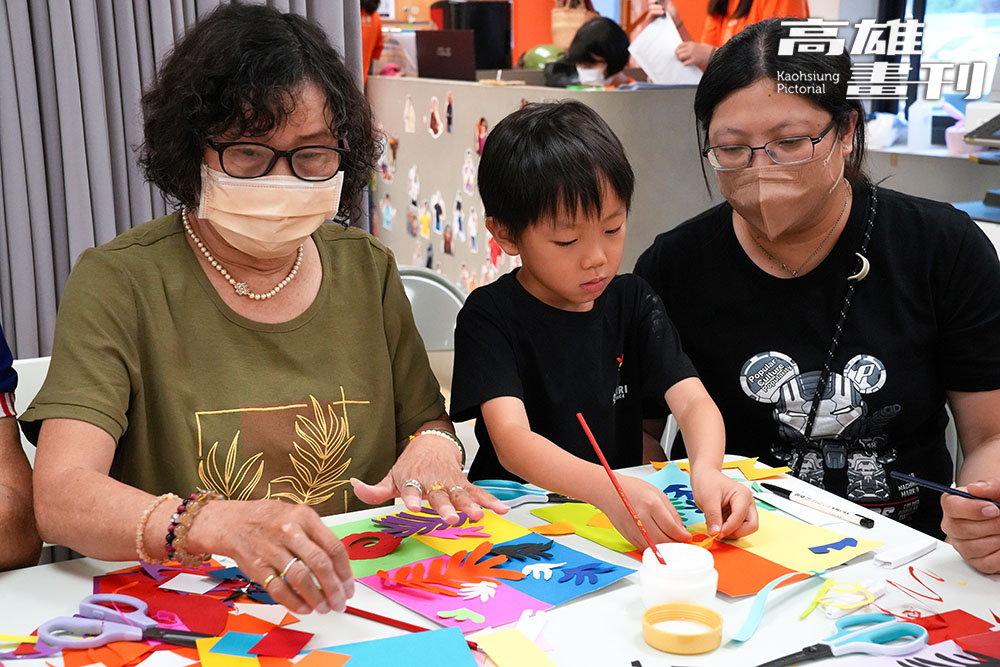 透過「林投好客廳」的手作課程，長者與中、幼世代自然交流，重新找回被需要的價值感。（攝影/Cindy Lee）