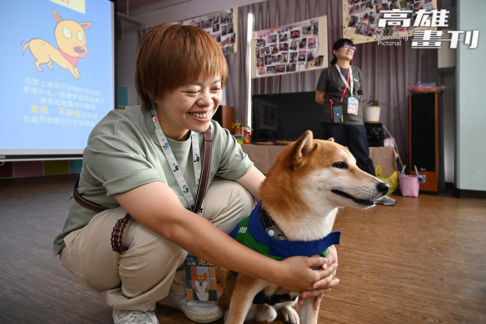 小滴（飼主）因為想讓領養的柴犬「泡泡」有不同的生命經驗，報名陪跑課程。她分享，看見泡泡有能力讓爺爺奶奶們開心，心中有滿滿的感動。(攝影/Carter)
