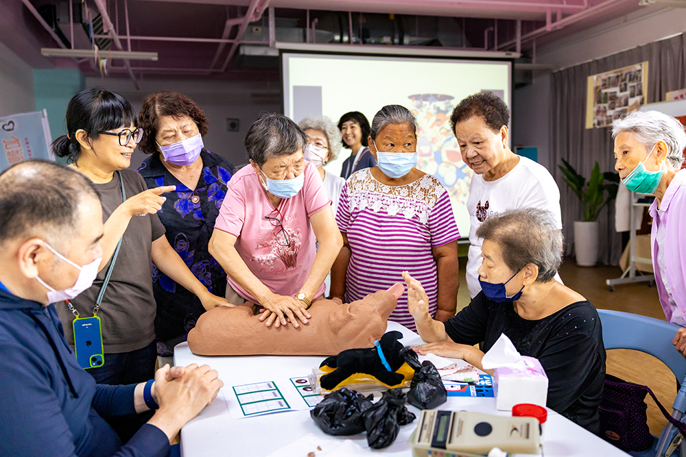 長輩在課堂上學習幫狗做心肺復甦、讀懂狗的語言等，讓長輩們意識到，自己也有能力照顧別人。(圖片提供/高雄市動物保護處)