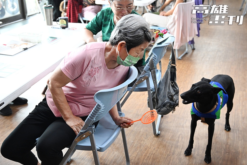 與樂陪犬的互動，為長輩帶來生活中的亮點，強化他們走出家門，重新與社會連結的動力。(攝影/Carter)