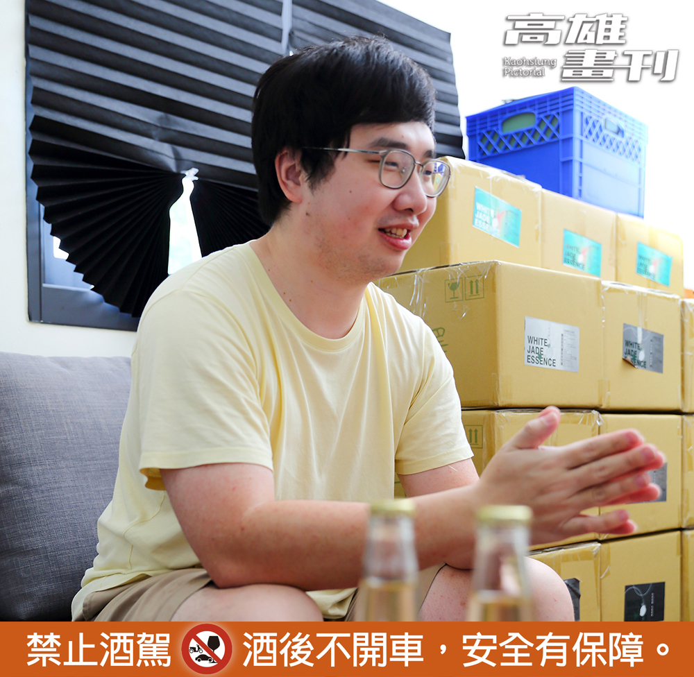 Jimmy透露自2019年加入草澤團隊至今，實驗原料可能已將近百種之多，笑說現在倉庫裡面還有一堆原料在排隊中等候實驗。(攝影/Carter)