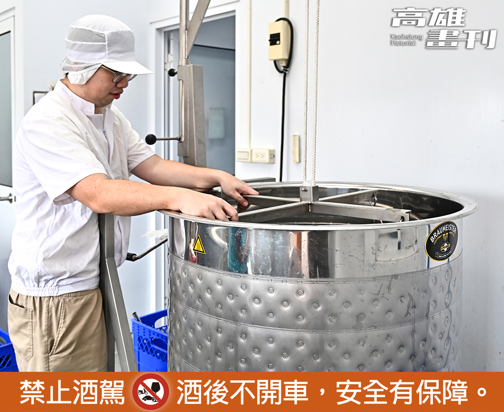 酵母菌培養完成後，隔日進行釀造，在蒸煮鍋將麥芽煮出麥汁。(攝影/Carter)