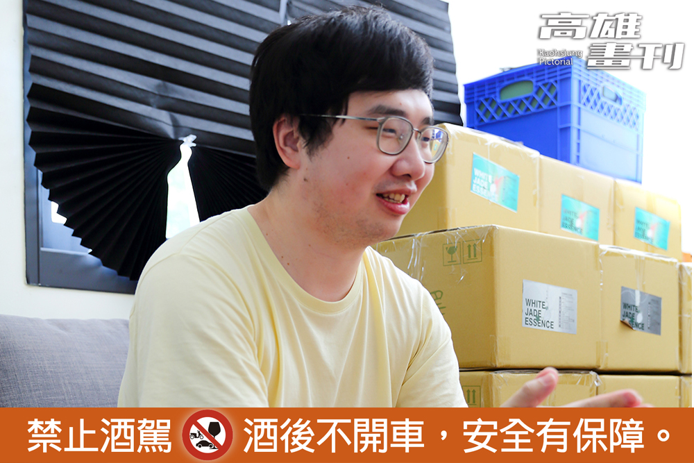 Jimmy透露自2019年加入草澤團隊至今，實驗原料可能已將近百種之多，笑說現在倉庫裡面還有一堆原料在排隊中等候實驗。(攝影/Carter)