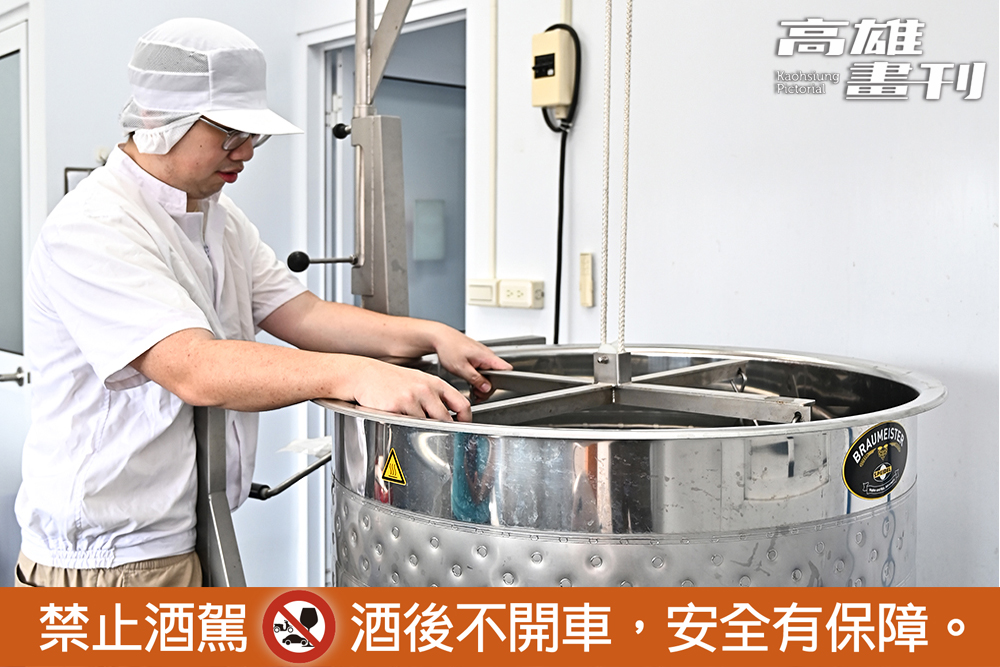 酵母菌培養完成後，隔日進行釀造，在蒸煮鍋將麥芽煮出麥汁。(攝影/Carter)