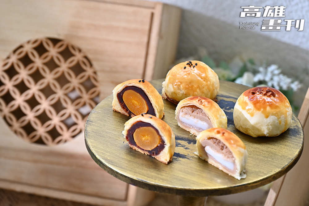 中秋限定的蛋黃酥與芋頭酥，酥香綿密、鹹甜交織，讓人一口接一口。（攝影/Carter）