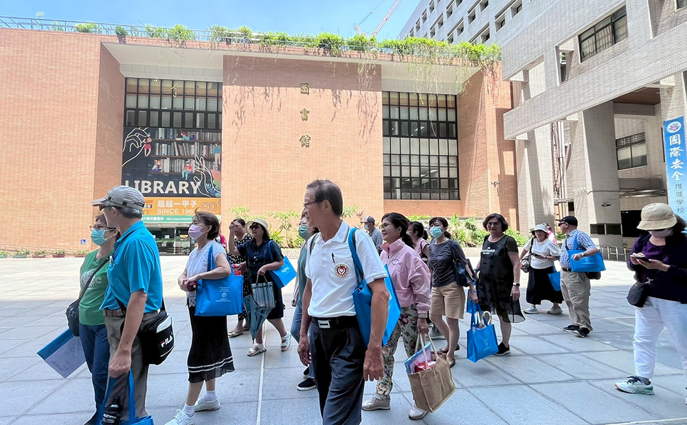 沒有升學壓力，也沒有學位包袱，高醫樂齡大學招收五十五歲以上的「高齡新鮮人」，帶著半輩子的豐富閱歷，把學習當成滋養人生的新節奏。(圖片提供/高雄醫學大學教務處推廣教育與數位學習中心)