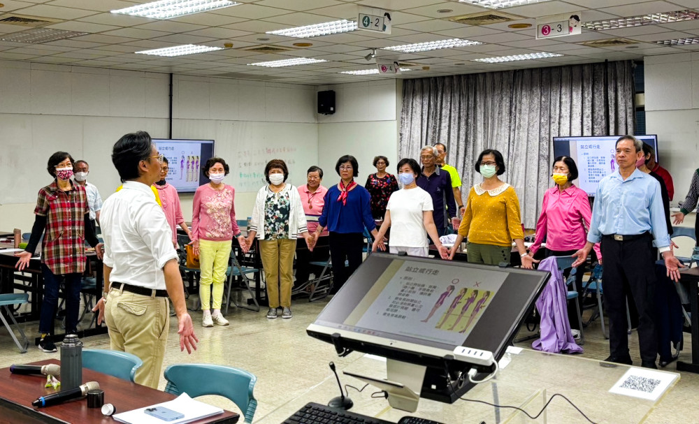 以「健康」為核心的樂齡大學，帶著長輩們重新認識自己、學會如何健康生活。(圖片提供/高雄醫學大學教務處推廣教育與數位學習中心)