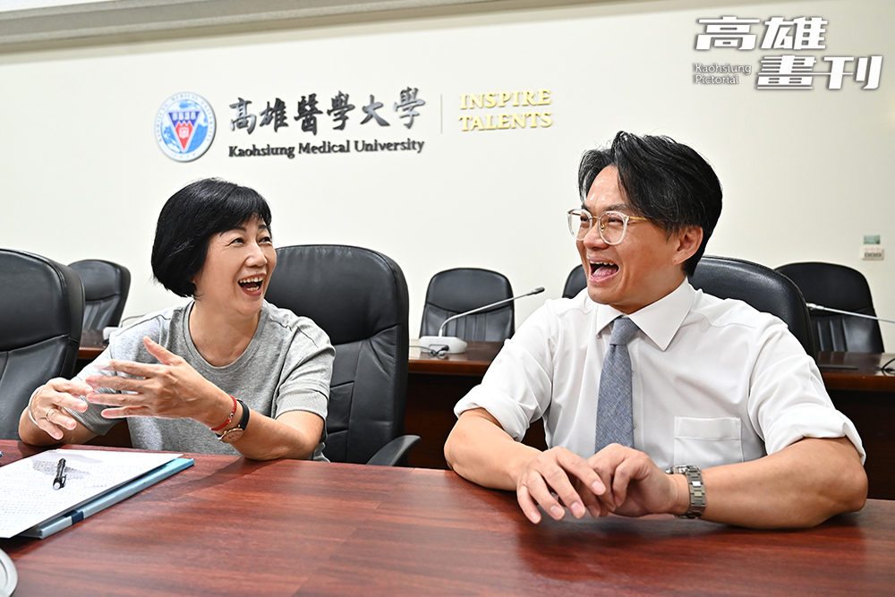 連惠卿（左）課程上學會剪輯影片、解鎖新技能，更重拾生活主體性與成就感（圖右為推廣教育與數位學習中心主任郭昶志）。(攝影/Carter)