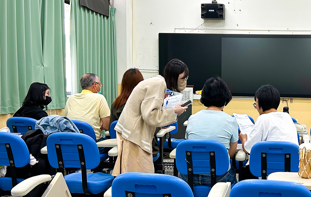 樂齡學員擔任大學生學習高齡者訪談與評估的志工學伴，大學生藉此磨練溝通與評估技巧，而樂齡學員則能透過經驗分享，實踐創新的「青銀共學」。(圖片提供/高雄醫學大學教務處推廣教育與數位學習中心)