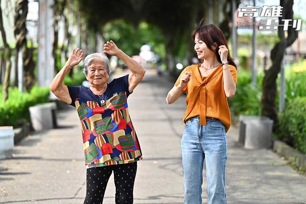 90歲鄭金枝阿媽用健康與熱情大步向前，活出精彩人生，也勇敢迎接每一個「第一次」。（攝影/Carter）