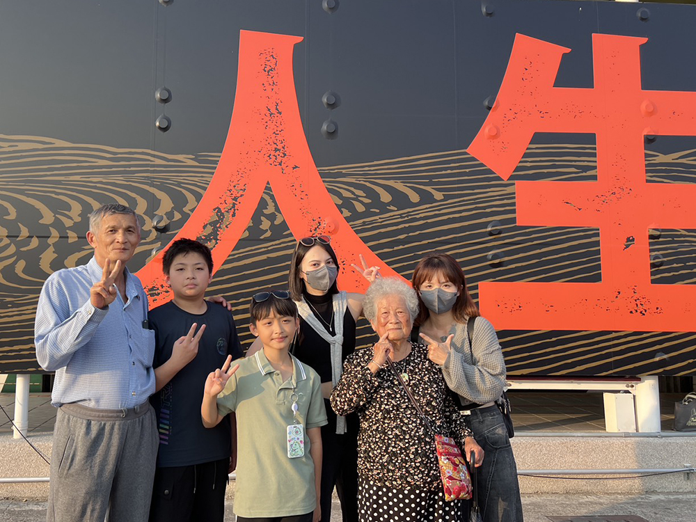 澳洲孫女負責出點子、高雄孫女負責執行，孫輩們牽起阿媽的手持續開箱新體驗，用滿滿的耐心與愛，陪伴阿媽的人生清單繼續交件。(圖片提供/鄭金枝女士家人)