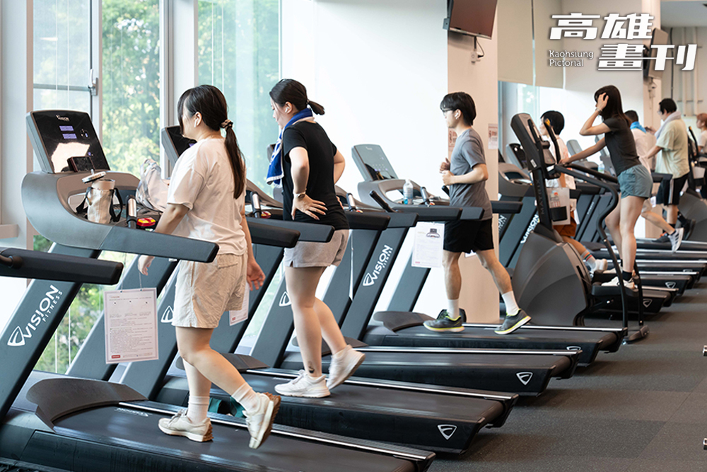 下班後約上三五好友一起運動，不只流汗，也多了交流與相聚的時間。（攝影/上：李瑰嫻、下：黃敬文）