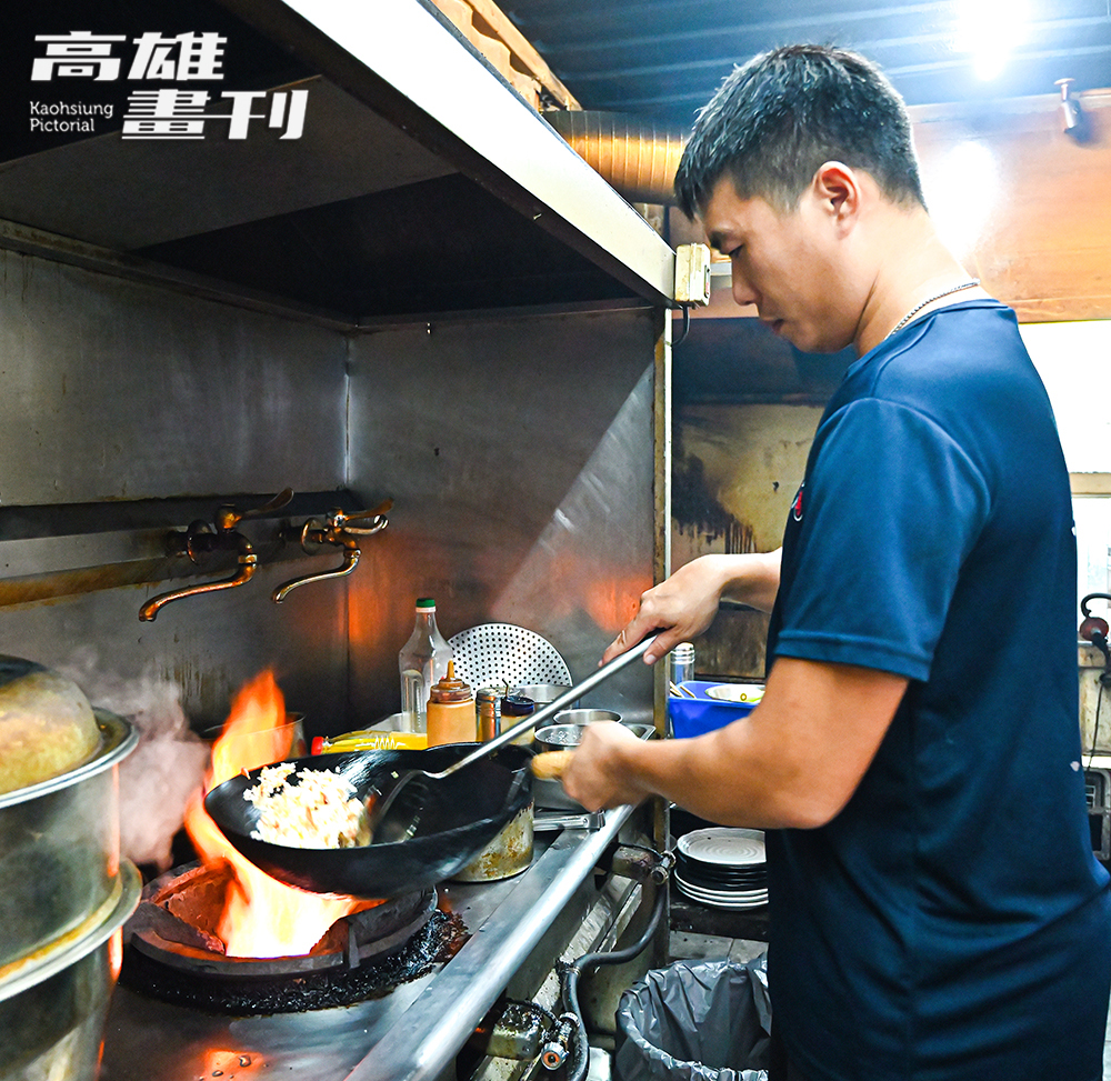 �老闆鄧天光練就一身紮實功底，無論烤物、炒物都爐火純青。（攝影/Carter）