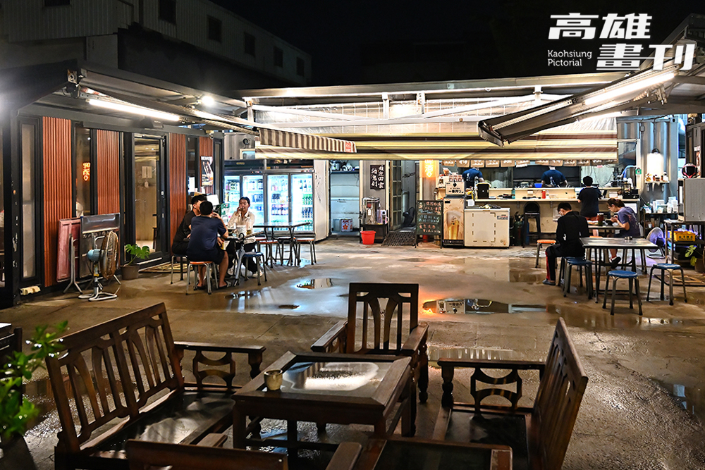 菊川町日式串燒提供貨櫃屋與露天戶外空間，是鄰里的深夜聚點。（攝影/Carter）