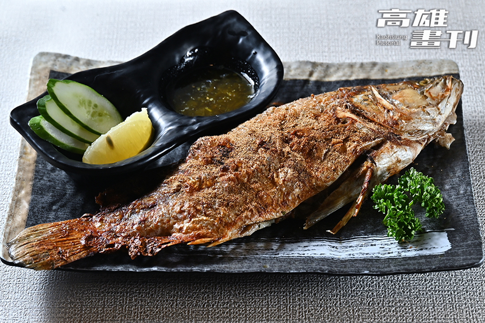 鱸魚本身的鮮味，再透過直火燒烤增加香氣，搭配泰式特色的香料，這道胡辣烤鮮魚特別受到海鮮控喜愛。（攝影/Carter）