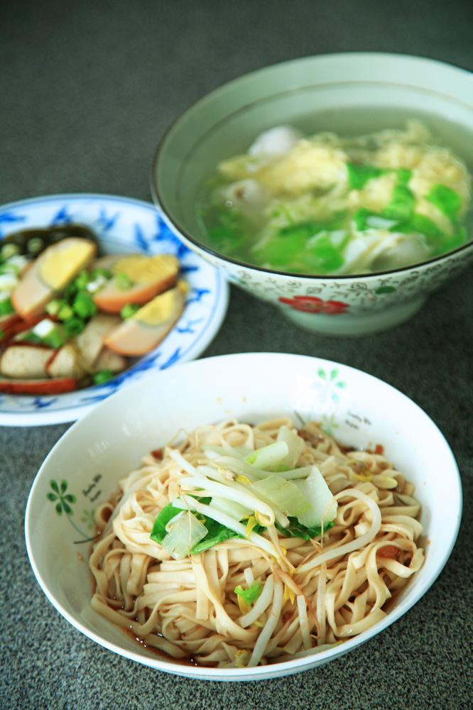 麵王的乾麵、湯麵美味靈魂就在於特製古早味紅蔥肉燥。(攝影／曾信耀)
