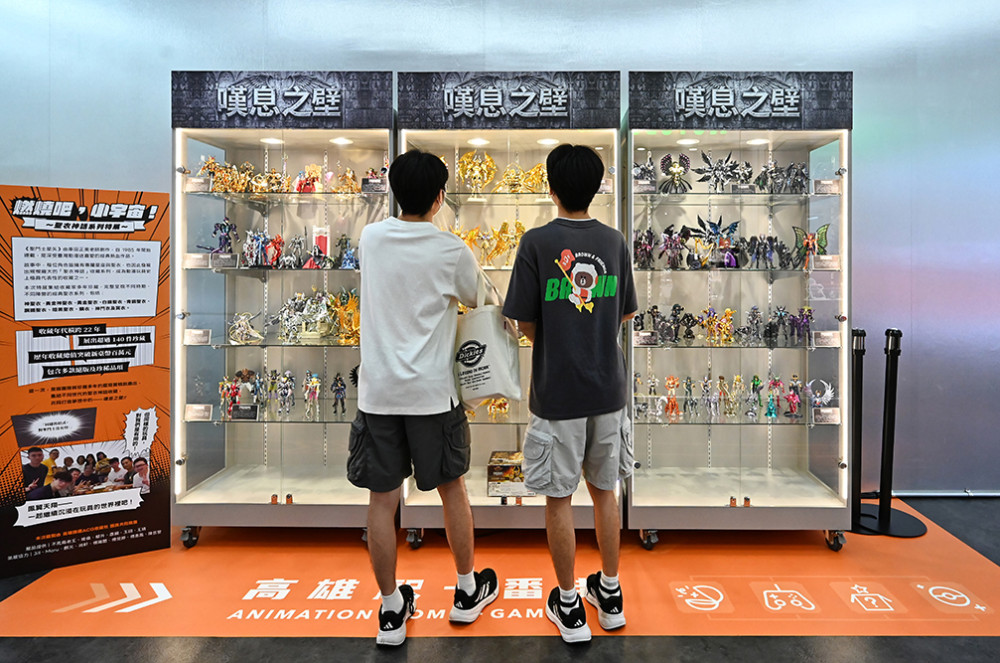櫥窗內擺滿《聖鬥士星矢》的角色模型，更以作品名場面「嘆息之壁」設計，吸引愛好者駐足。（攝影/Carter）