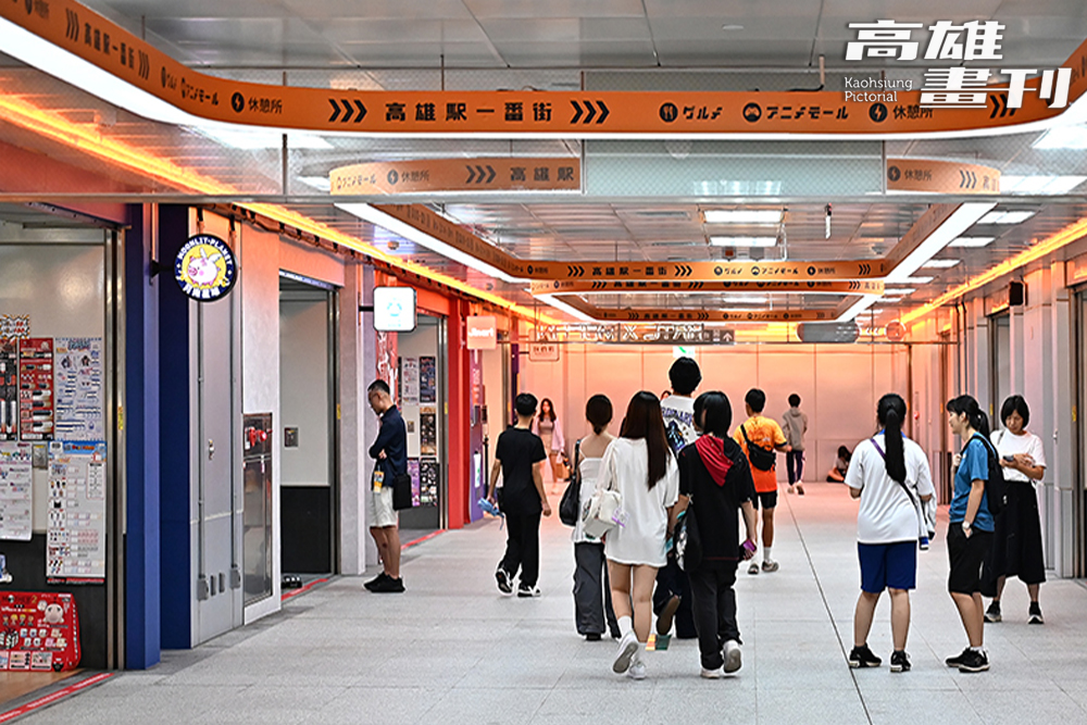 「高雄駅一番街」南北站正式串聯，寬敞明亮的走道搭配大型導引地貼與霓虹光感設計，打造出南台灣最大規模的動漫商場。（攝影/Carter）