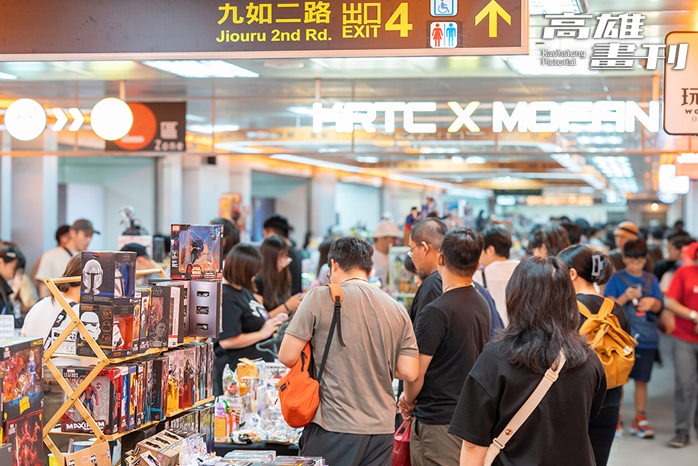 「高雄駅一番街」南北站正式串聯，寬敞明亮的走道搭配大型導引地貼與霓虹光感設計，打造出南台灣最大規模的動漫商場。（攝影/Carter）