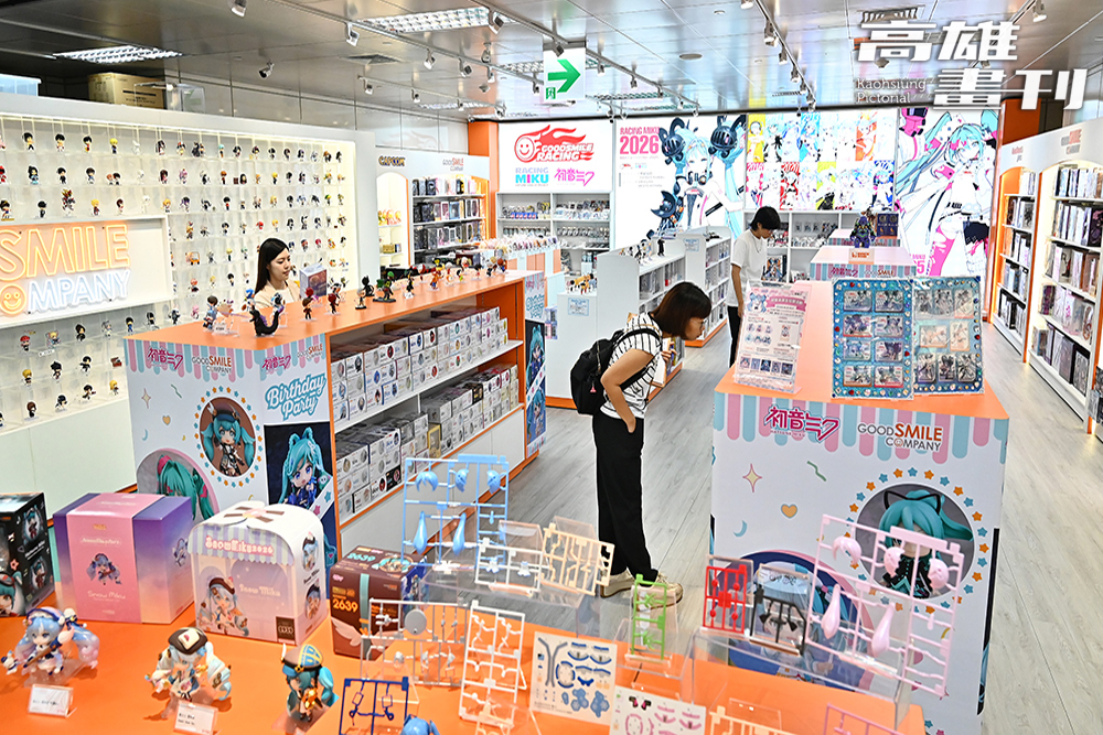 引進Good Smile Store等指標品牌，櫥窗內展示的細膩公仔與模型，吸引不少玩家駐足交流把玩心得。（攝影/Carter）