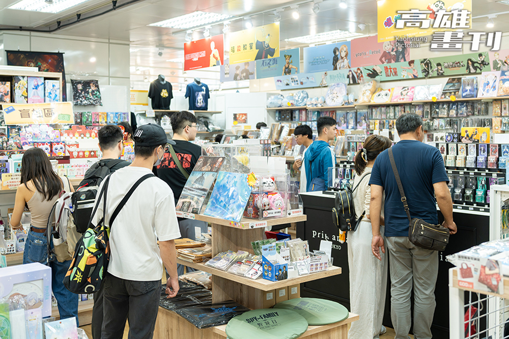 粉絲不需要特地北上，在「高雄駅一番街」就可以選購想要的動漫周邊。（攝影/黃敬文）