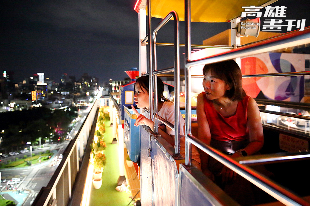 夜間緩緩行駛的空中小火車滑出建築外緣，讓乘客在懸空軌道上俯瞰中央公園與周邊街廓的璀璨夜景。（攝影/Carter）