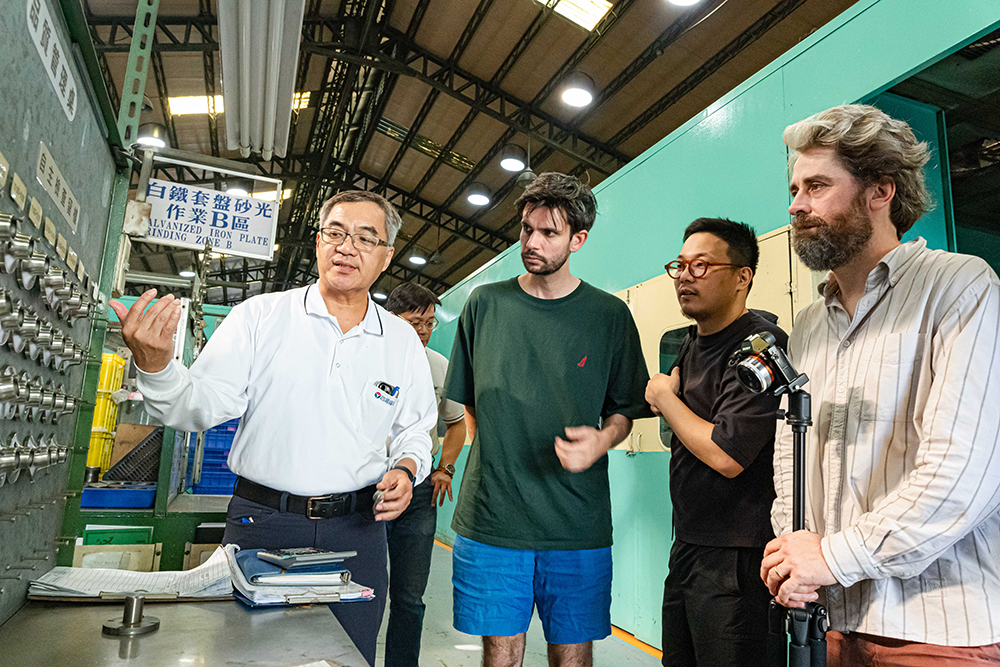 駁二駐村藝術家抵達位於岡山的台灣福興，觀察鎖具及金屬加工製程。（圖片提供/高雄市政府文化局）