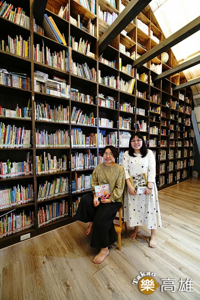 高雄市蒲公英故事閱讀推廣協會秘書李佳勵(左)與書舖專員謝沛霓(右)，來聽聽她們推薦繪本。(攝影/曾信耀)