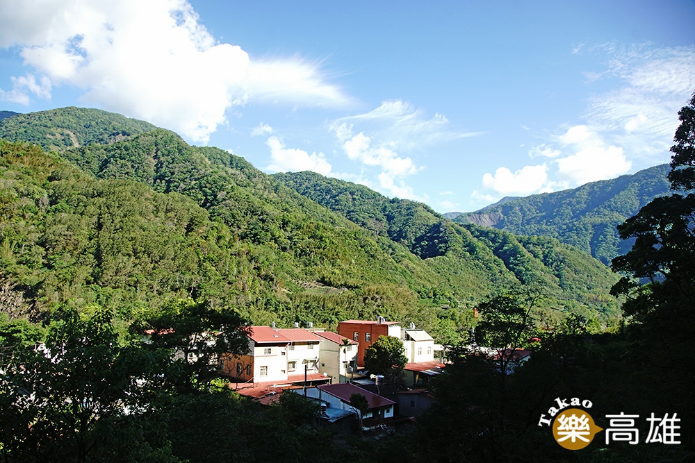 從關山越嶺古道秘境小森林望向梅山部落盡收眼底。（攝影/曾信耀）