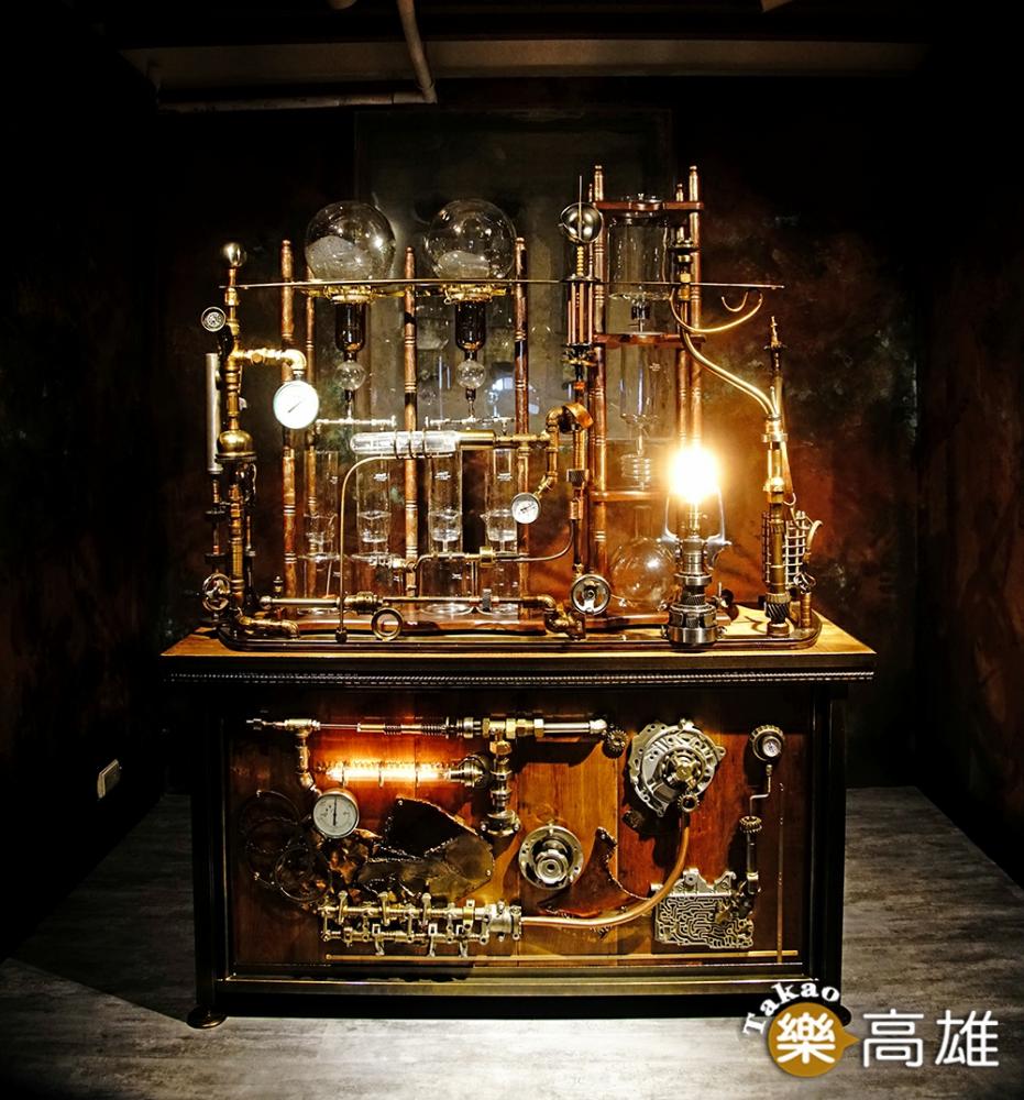 一樓的金庫裡，有座設計精密的冰滴咖啡機，每一滴咖啡都有如時光淬鍊。（攝影／曾信耀）