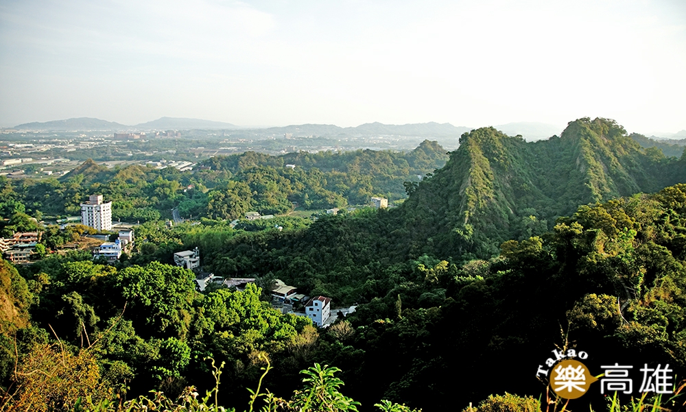 站在觀景平台，觀音凌霄所描繪的陡起十九峰，中一峰屹如菩薩端坐，眾小峰拱峙於側，頗有幾分意境。（攝影/曾信耀）