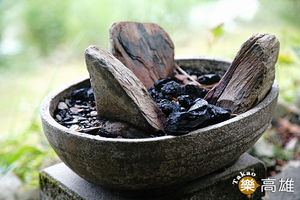 布農族特有的三石灶起炭烹茶。（攝影/曾信耀）